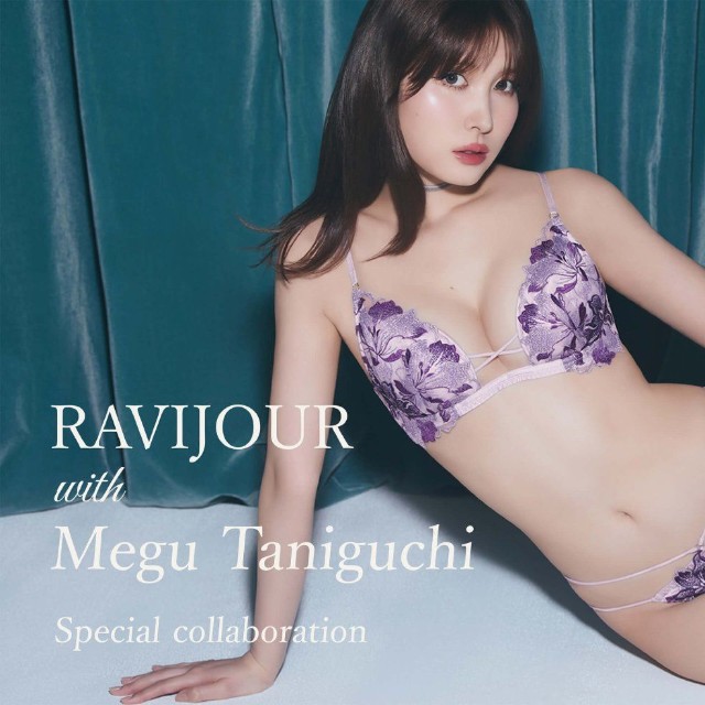 ランジェリーブランド「RAVIJOUR」とのコラボランジェリーを着用する谷口めぐ
