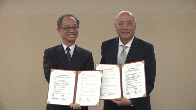 台中国際空港のチョウ主任と高松空港の小幡社長(右)