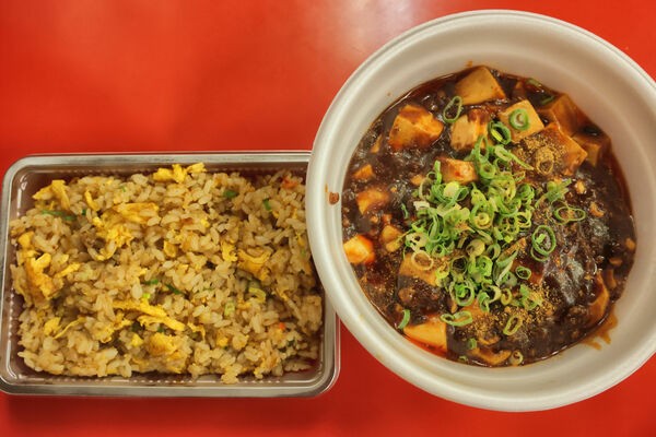 チャーハンと四川麻婆豆腐のセット（１２００円）。特別に出前用の容器で提供してもらった