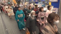 きもので商店街をパレード　高松市