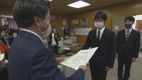 総社市の片岡市長から表彰状を受け取る学生