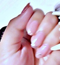 「おしゃれなネイル！」と思いきや、その隣に怪しい影が……（画像提供：おとび シベリアンハスキー（カイヌシ：ナルコ）さん）