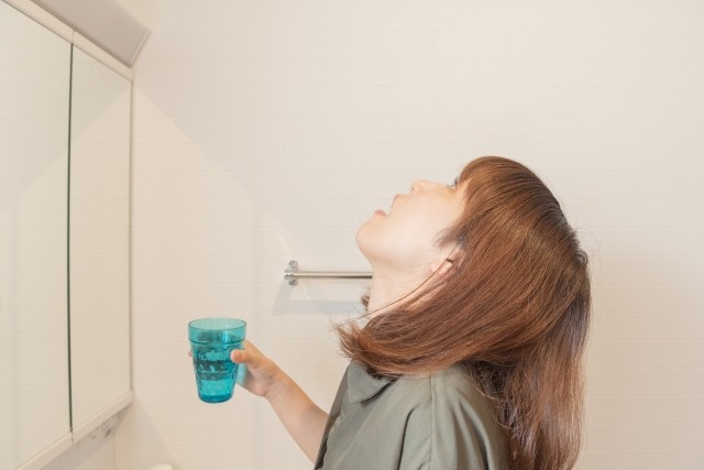 水を入れたコップにハッカ油をIN。気持ちまでスッキリしそう