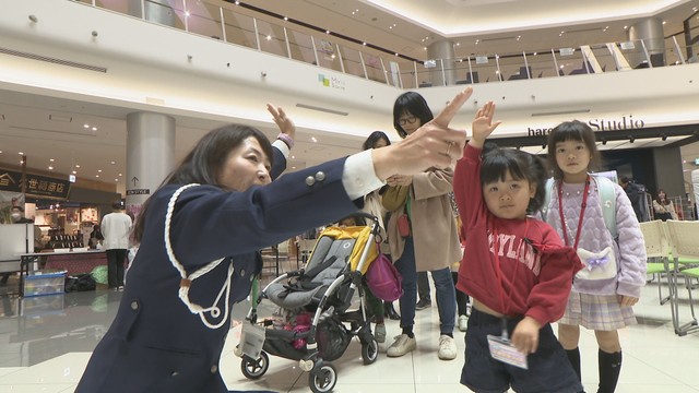 交通安全教室が開かれ子どもたちが安全な横断歩道の渡り方を学ぶ　岡山市