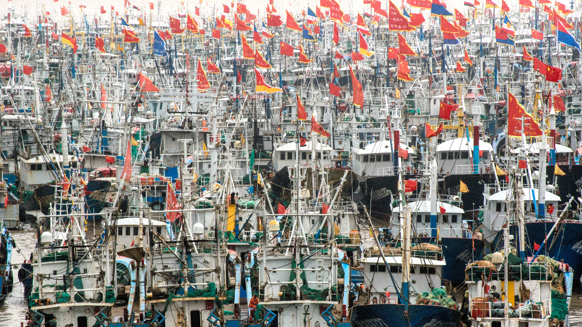 中国　置物　漁 中国の魚船団300隻、数千キロ離れたガラパゴスで漁獲 境界ギリギリ