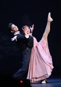 「パリのアメリカ人」朝美絢(左）、音彩唯＝御園座