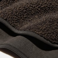 暖かく、やわらかく、軽やかなフリース素材を使用。きれいめにも着こなしやすい素材感とデザイン。（提供写真）