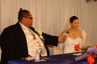 結婚会見で指輪を披露する小錦八十吉（左）と千絵夫人＝04年撮影