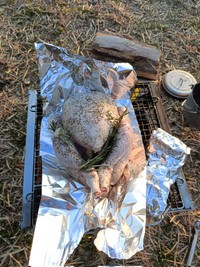 大迫力の丸鶏（画像提供：みねるばさん）