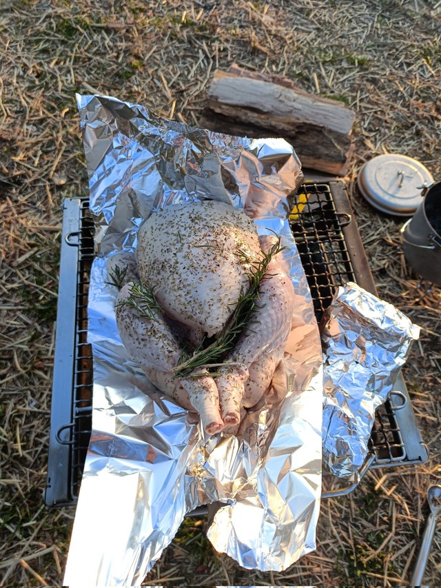 大迫力の丸鶏（画像提供：みねるばさん）