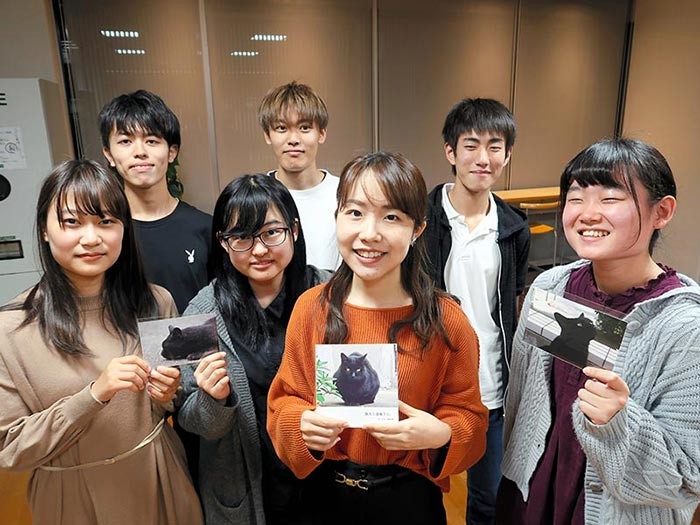 斎藤さんの写真集を作った奥谷仁美隊長（前列右から２人目）ら「まちかねこ調査隊」のメンバーたち