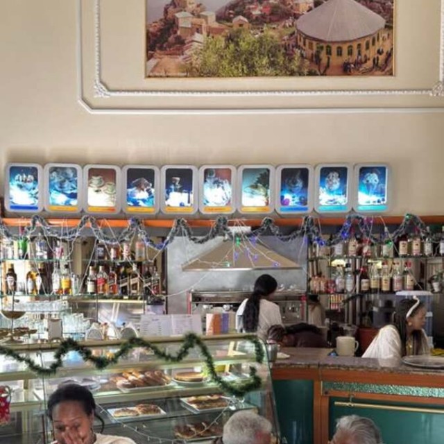 エリトリアのカフェの光景。インターネットが普及していないためスマホは触らず目を合わせて会話を楽しむ（Instagramハイライトより）／Ryuhei Magicさん提供