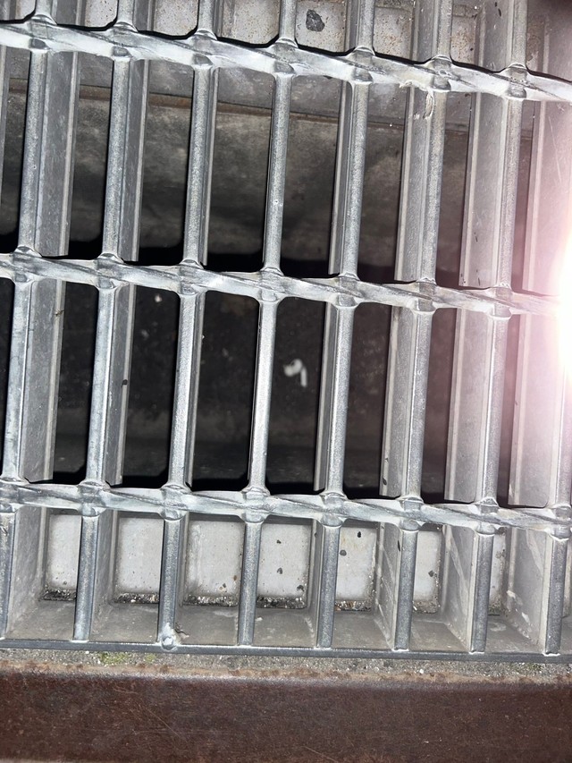 側溝に落ちたAirPods／ニケさん（@p63w_）提供