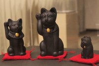 檀王法輪寺で授与中の招き猫。大きいもので高さ３０センチほど（京都市右京区・佛教大宗教文化ミュージアム）