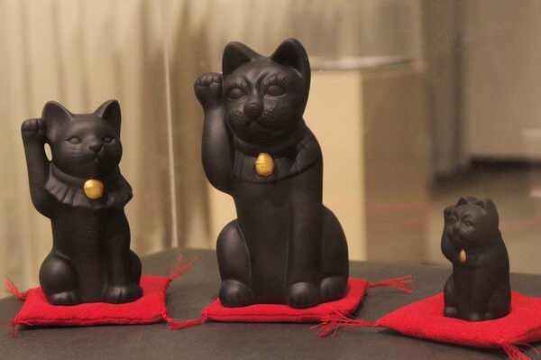 檀王法輪寺で授与中の招き猫。大きいもので高さ３０センチほど（京都市右京区・佛教大宗教文化ミュージアム）