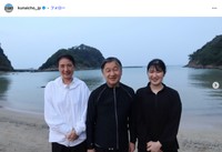 「令和7年8月須崎御用邸（静岡県）でのお写真。天皇皇后両陛下・愛子内親王殿下（海水浴後、三井浜にて）」（宮内庁公式インスタグラムから）