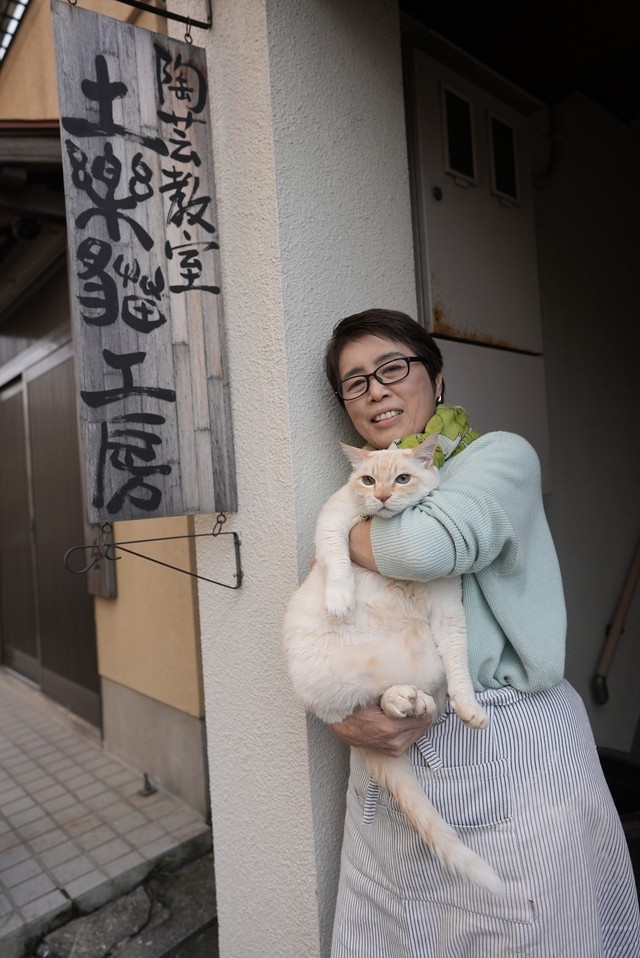 奥田さんとクゥ。工房の前で