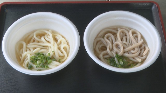1923年の製法を再現したうどんと今年流通が始まった小麦を使ったうどん（左）