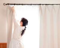 ホコリや手垢などで意外と汚れてる「カーテン」※画像はイメージです（hana&choco/stock.adobe.com）