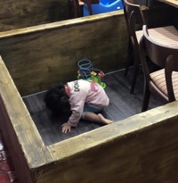 ありそうでなかったキッズブース席がThreadsで話題（提供：『喫茶ミントの壁』さん）
