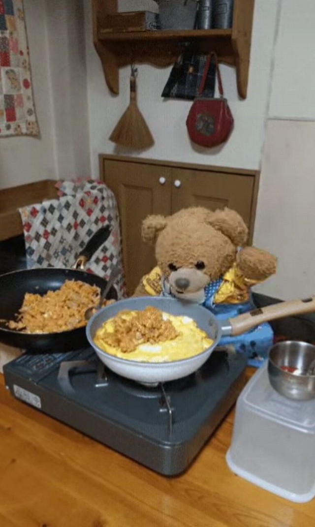 オムライスをつくるくまくん（リール動画より）