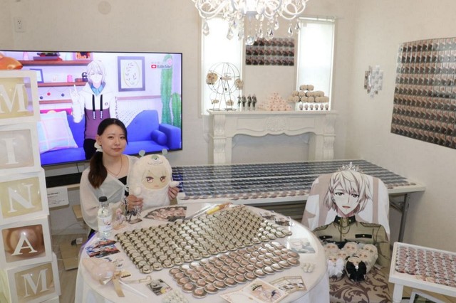 ぬいぐるみなどのグッズを並べて推しの誕生日を祝う女性