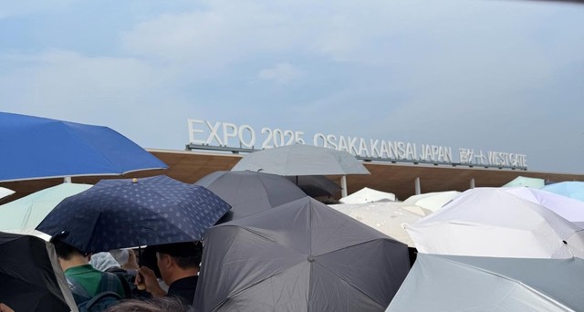 ある日の西ゲート前待機列。日傘と日傘が重なり合うほどの間隔（IkueさんThreadsより）