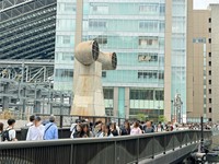 歩道橋を渡る人たちを見下ろしているみたい