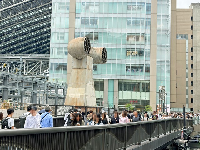 歩道橋を渡る人たちを見下ろしているみたい