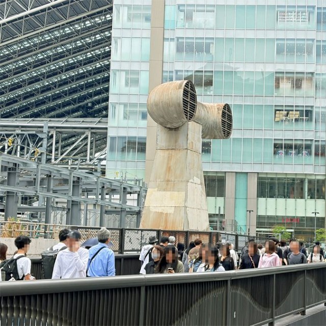 歩道橋を渡る人たちを見下ろしているみたい