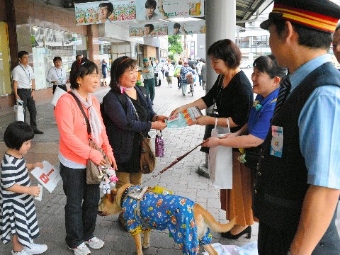 「盲導犬連れの人には声をかけて」　転落防止の呼びかけ始まる