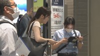 駅員に問い合わせる利用客