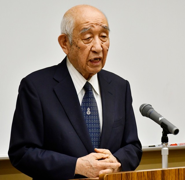 ドラマのモデルとなった小泉セツについて語る藤岡大拙さん＝島根県松江市、松江歴史館