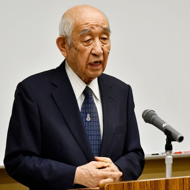 ドラマのモデルとなった小泉セツについて語る藤岡大拙さん＝島根県松江市、松江歴史館