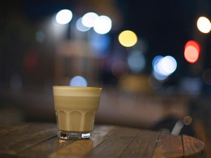 眠れない夜、窓からマグカップを突き出す。コーヒーで月と乾杯した