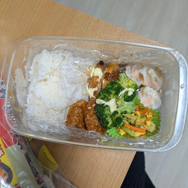 2日目のお弁当。量が増え、凍ったままではなくなった／Yuji Nodaさん（@yuuuuuzi）提供