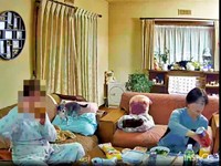 飼い主さんたちが食事中、ソファの上でそわそわするつぶしゃん（画像提供：ナミスケさん）