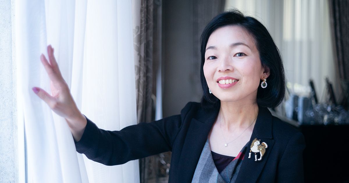 彬子さまエッセイ集「飼い犬に腹を噛まれる」インタビュー　導かれるまま、ふわりふわり「文章自体が寄り道」｜好書好日