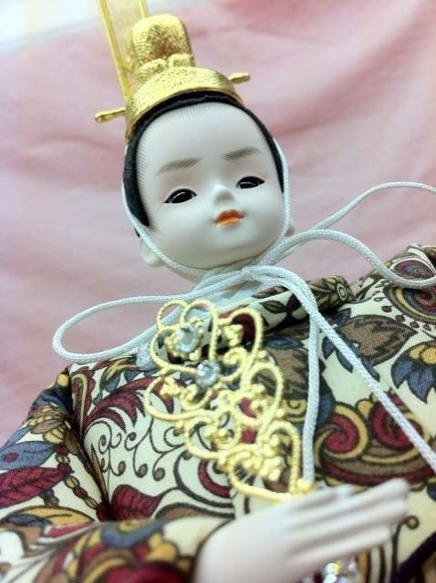 金髪、つけまつげ、ピンク色口紅の「現代風ひな人形」 人気アニメで