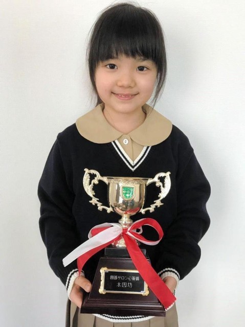 笑顔でトロフィーを受け取った仲邑菫さん＝2015年11月