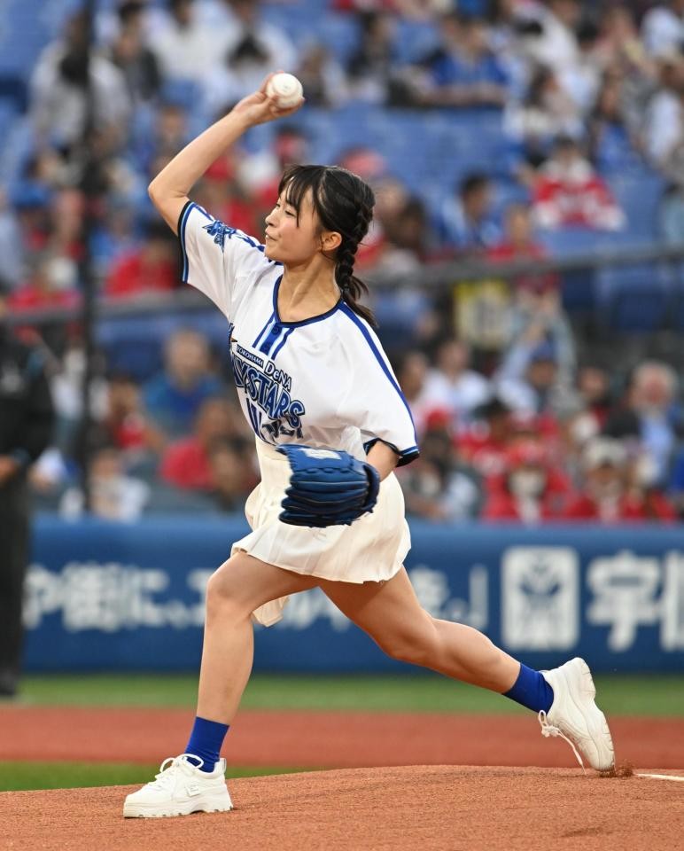 スカート姿で豪快脚上げにどよめき ウルトラマンにも出演のアイドルが