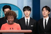 米ホワイトハウスの定例会見に参加するBTSのJINさんとJ―HOPEさん
