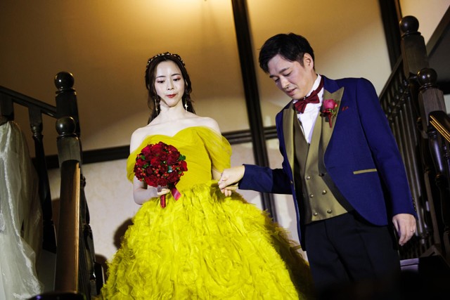 鮮やかなイエローのドレスに身を包む/yumyさん（@jaekmilerr）提供