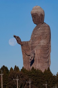 12月15日　今年最後の満月が沈む様子