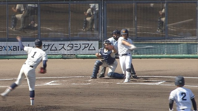 6回 高松商・浅野がレフトへのタイムリーで1点を返す