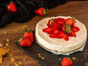 サンタのプレゼントは、切り分けずに豪快にいただくワンホールケーキ