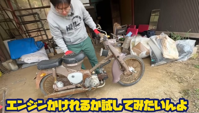 1961年製カブを整備してエンジンがかかるか試す／YouTubeチャンネル「休日はだかライフ（holiday naked life）」（@holidaynakedlife）提供