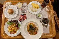 タイ入国後のホテル隔離中に頼んだ夕食にカオニャオ・マムアン（右上の皿）があった＝１月２２日、バンコク、翁長忠雄撮影