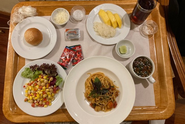 タイ入国後のホテル隔離中に頼んだ夕食にカオニャオ・マムアン（右上の皿）があった＝１月２２日、バンコク、翁長忠雄撮影