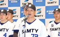 サムティ硬式野球部の記者発表会で意気込みを語る小川博文監督＝兵庫県三木市